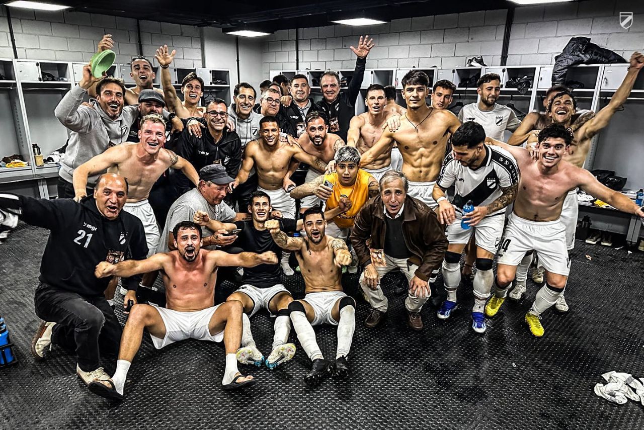 Jogadores do Danubio no vestiário após vitória sobre o Athletico