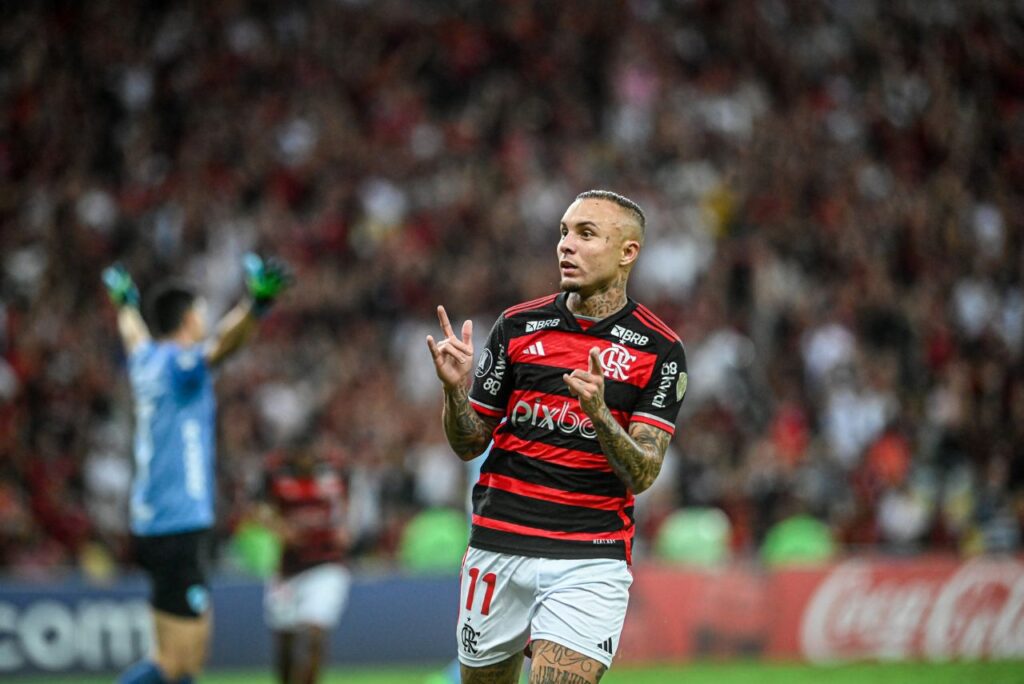 Cebolinha comemora 3º gol do Flamengo contra o Bolívar