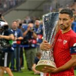 Capitão do Sevilla, Nava segura o troféu da Europa League