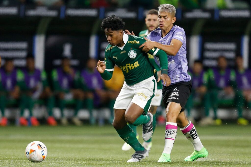 Endrick durante vitória do Palmeiras na Libertadores