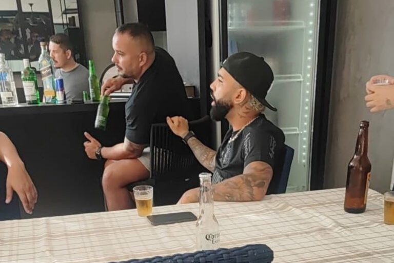 <p>Gabigol com a camisa blackout do Corinthians. Foto: Reprodução/Redes Sociais</p>