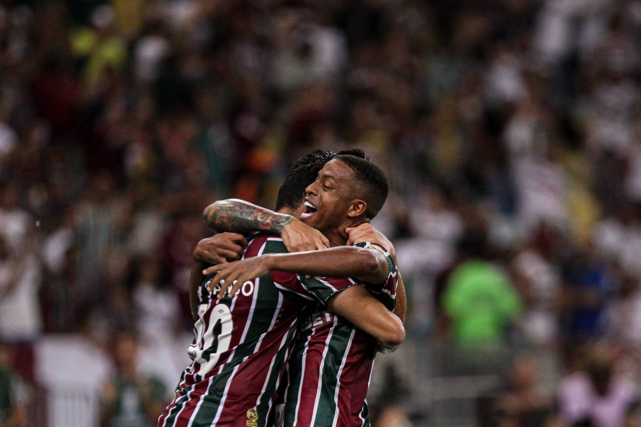 Ganso e Keno se abraçam no gol do Fluminense. Foto: Lucas Merçon/Fluminense