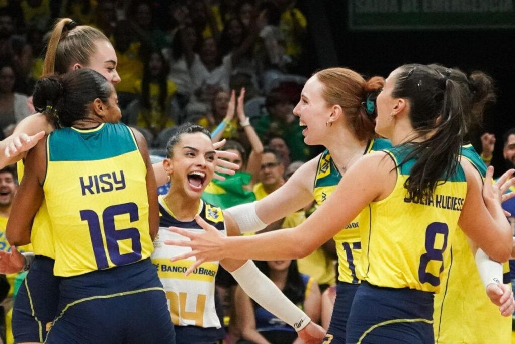 Jogadoras da Seleção Feminina de Vôlei comemoram vitória sobre a Coreia do Sul na VNL 2024