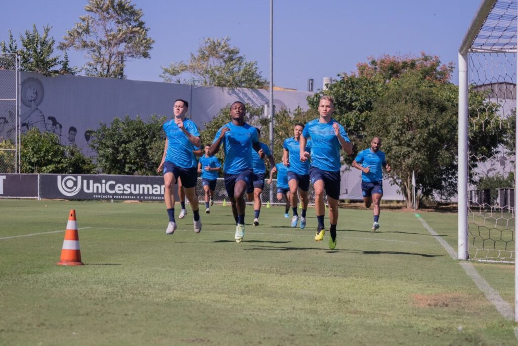 Jogadores do Grêmio em treino no CT do Corinthians