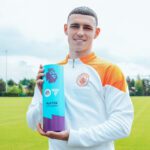 Phil Foden com o prêmio de melhor jogador da Premier League