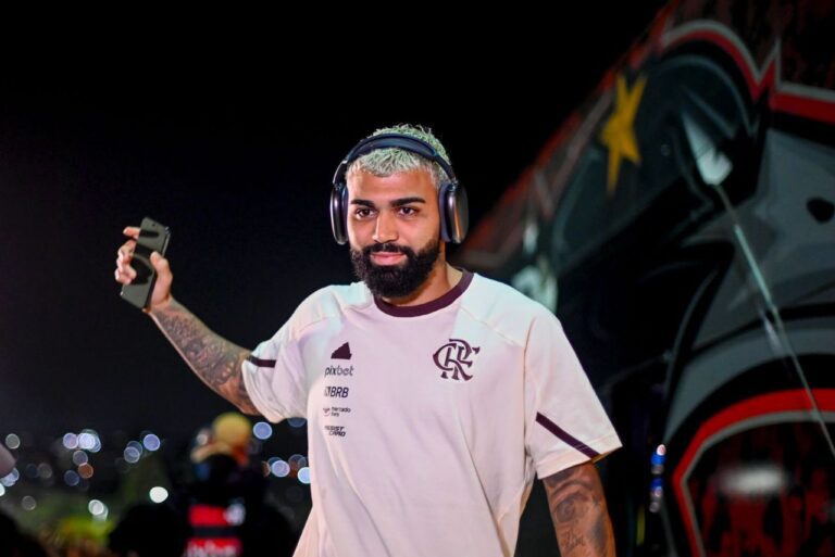 <p>Gabigol passou a vestir a camisa 99 no Flamengo. Foto: Marcelo Cortes e Gilvan de Souza/CRF</p>