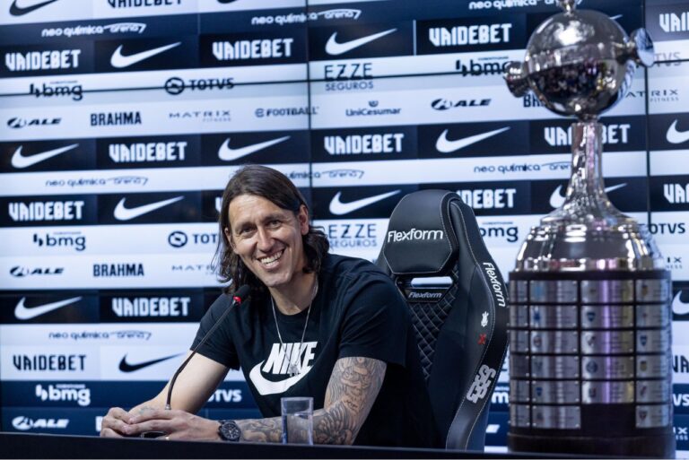 <p>Cassio ao lado da taça da Libertadores em última entrevista pelo Timão (Foto: Rodrigo Coca/Corinthians)</p>