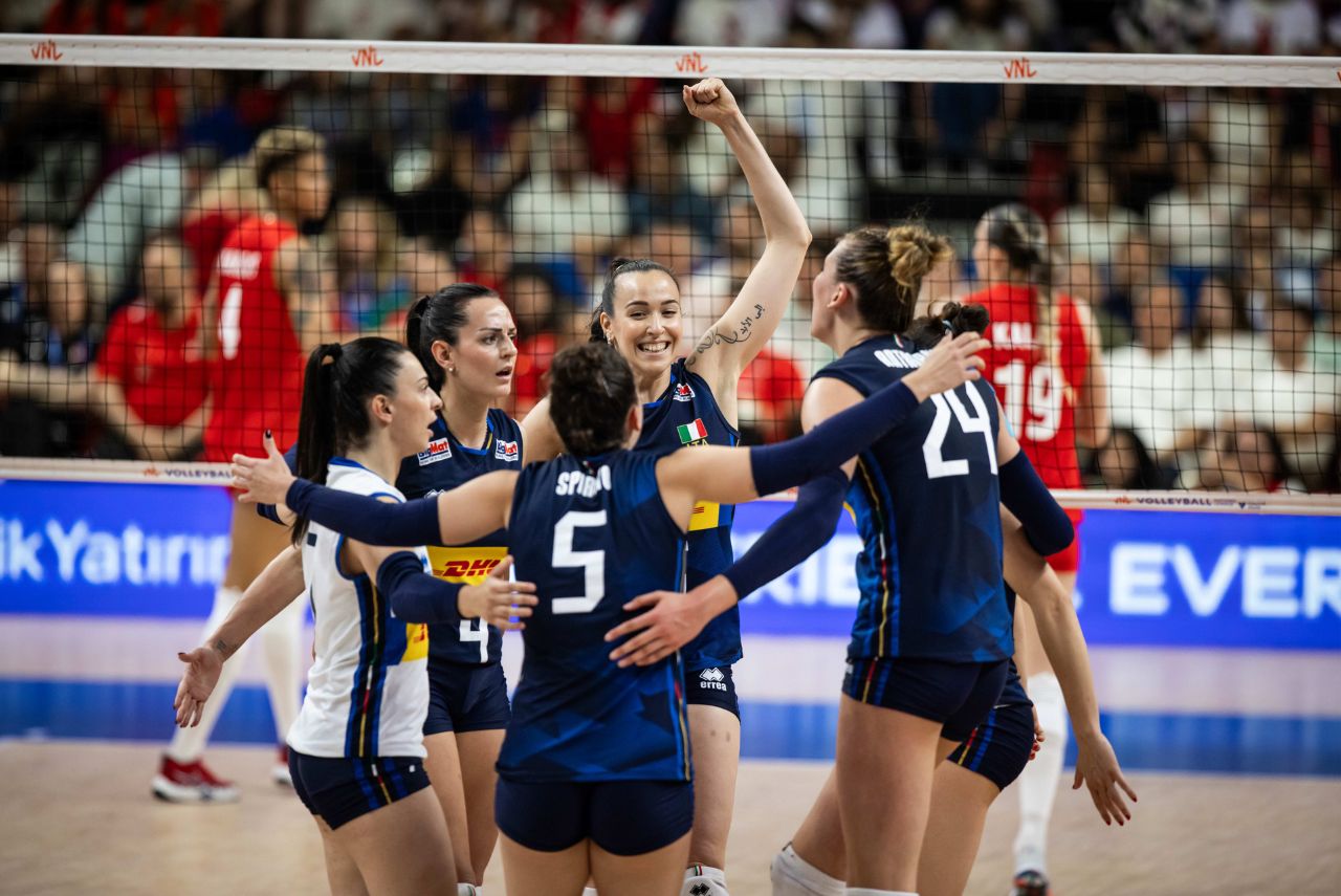 Jogadoras da Itália comemoram contra a Turquia na VNL 2024