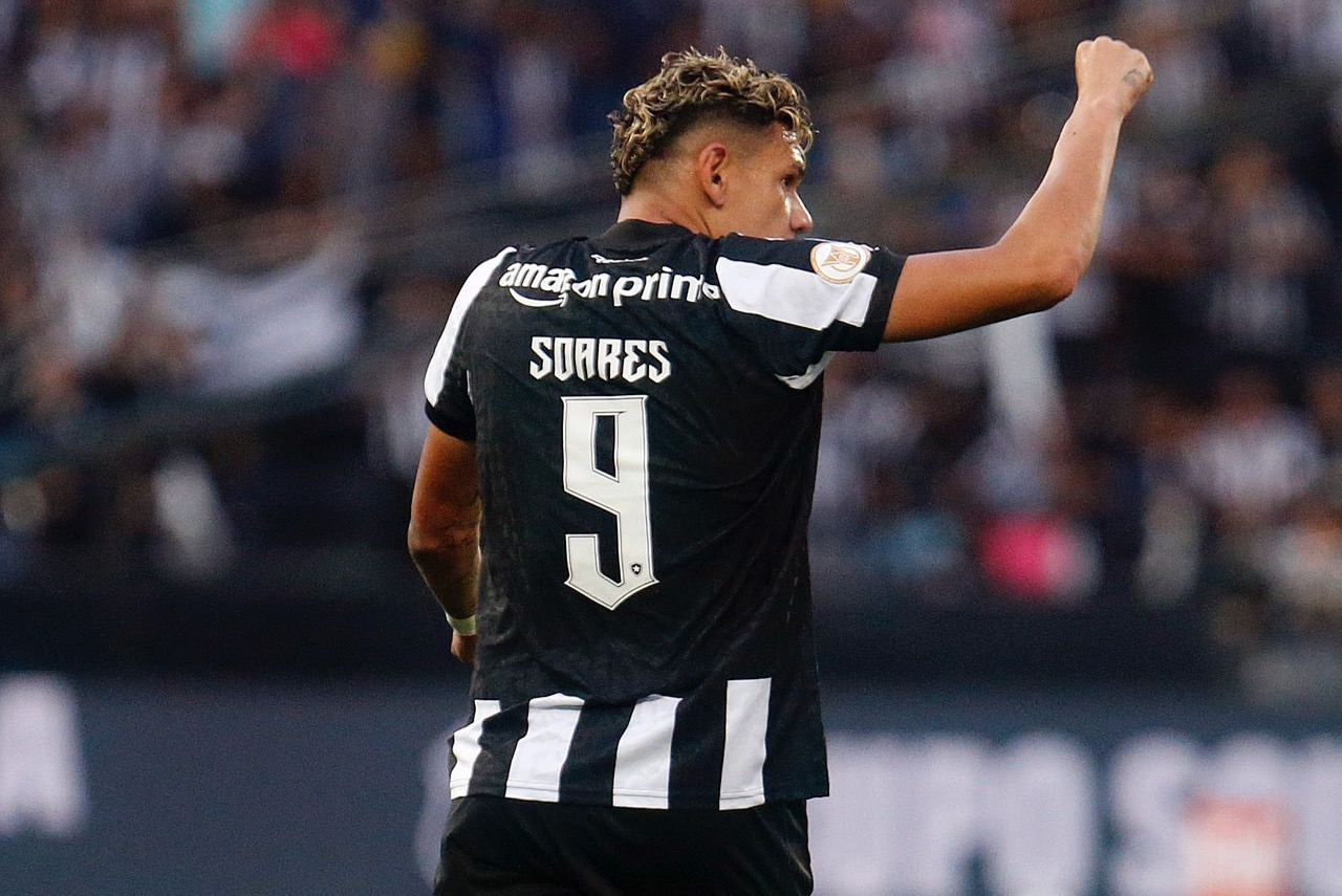 Atacante Tiquinho Soares comemora gol do Botafogo em 2023
