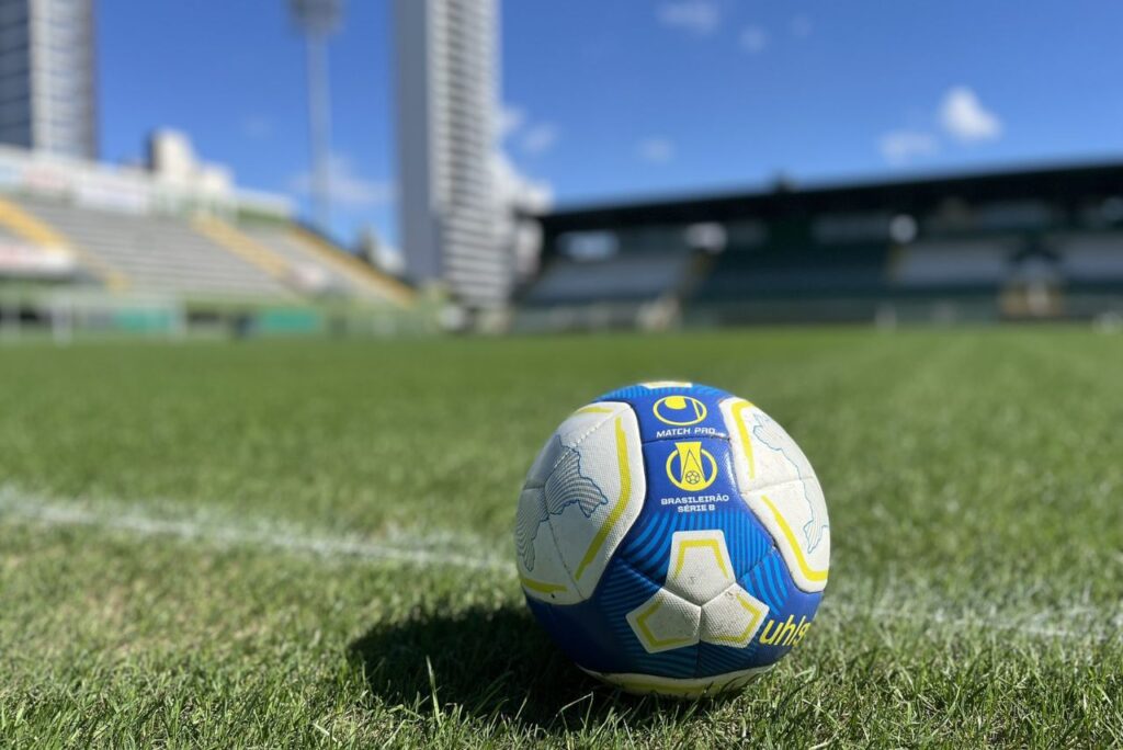 Bola da Série B 2024 na Arena Condá, em jogo da Chapecoense