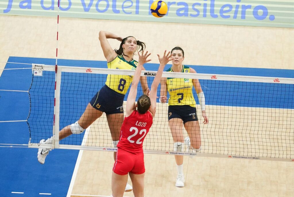 Central Julia Kudiess em jogo Brasil x Sérvia na Liga das Nações VNL 2024