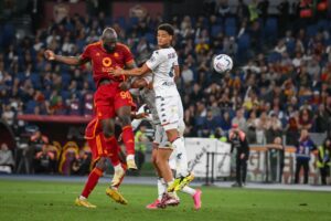 Atacante Romelu Lukaku em jogo Roma x Genoa no Campeonato Italiano