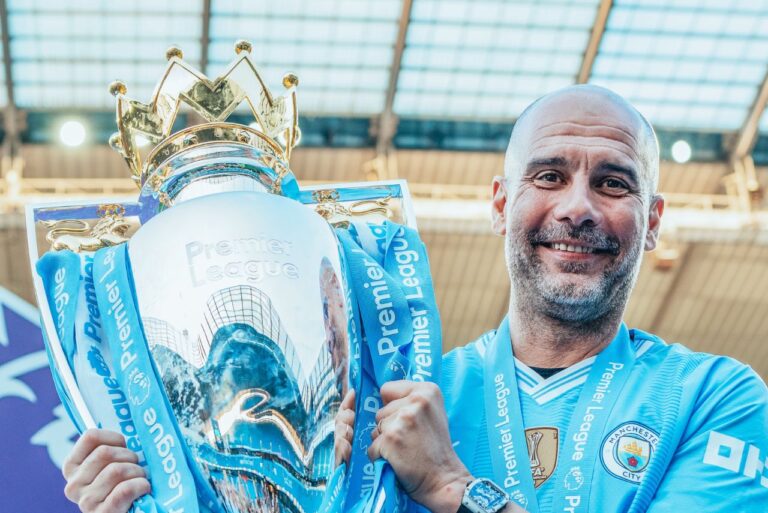 <p>Guardiola com taça da Premier League. Foto: Reprodução/MCFC</p>
