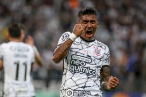 Renovação não avança e Paulinho fica mais perto de deixar o Corinthians