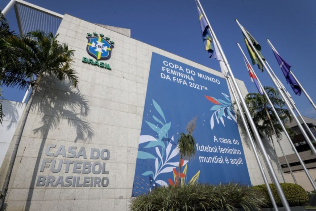 Após escolha de sede, CBF estampa fachada com painel sobre a Copa do Mundo Feminina