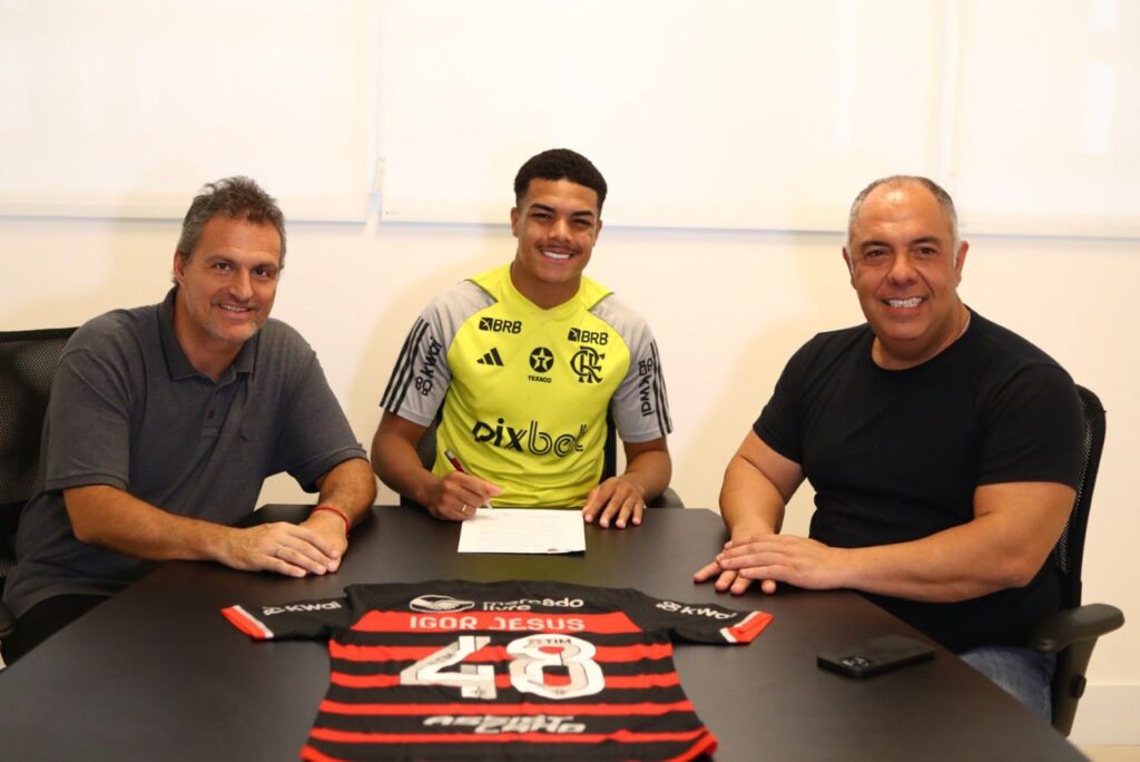 Igor Jesus renovou com o Flamengo