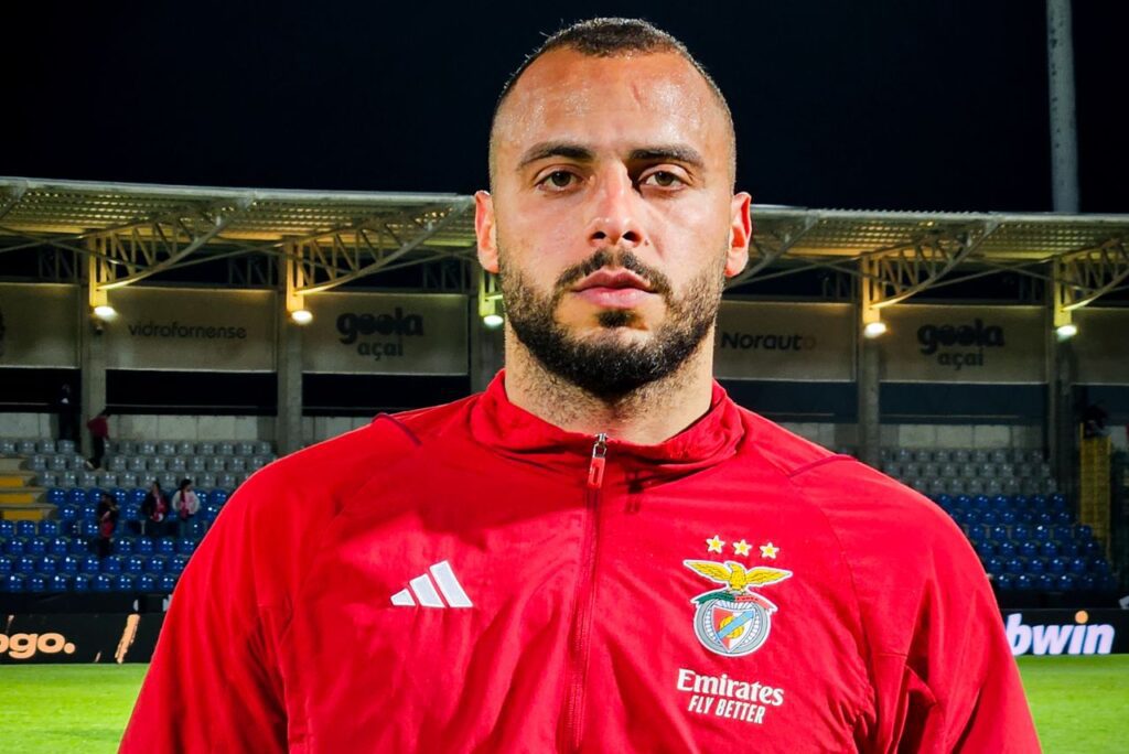 Atacante Arthur Cabral, alvo do Cruzeiro, em jogo do Benfica