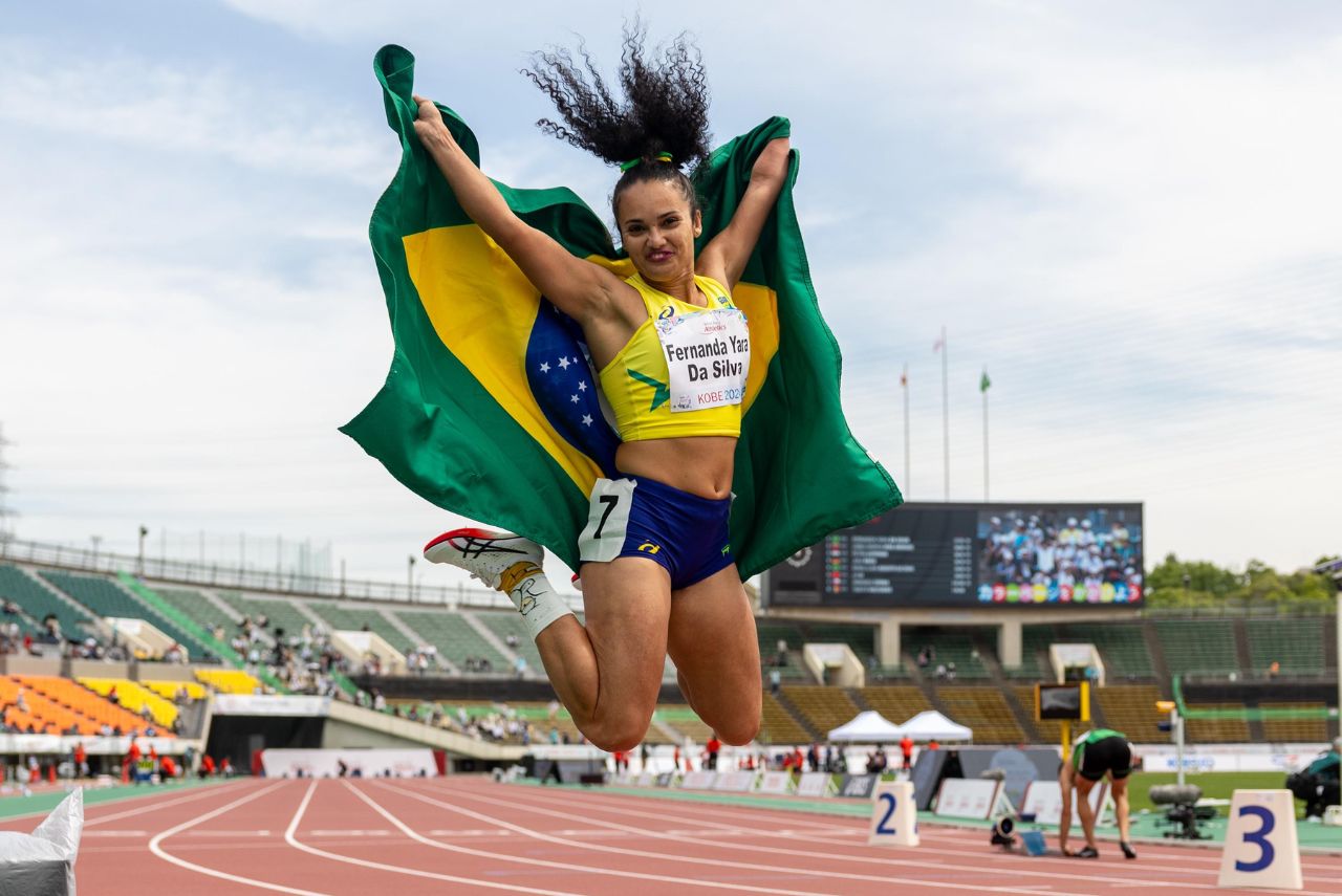 Atleta Fernanda Yara da Silva comemora ouro no Mundial de Atletismo Paralímpico Kobe-2024
