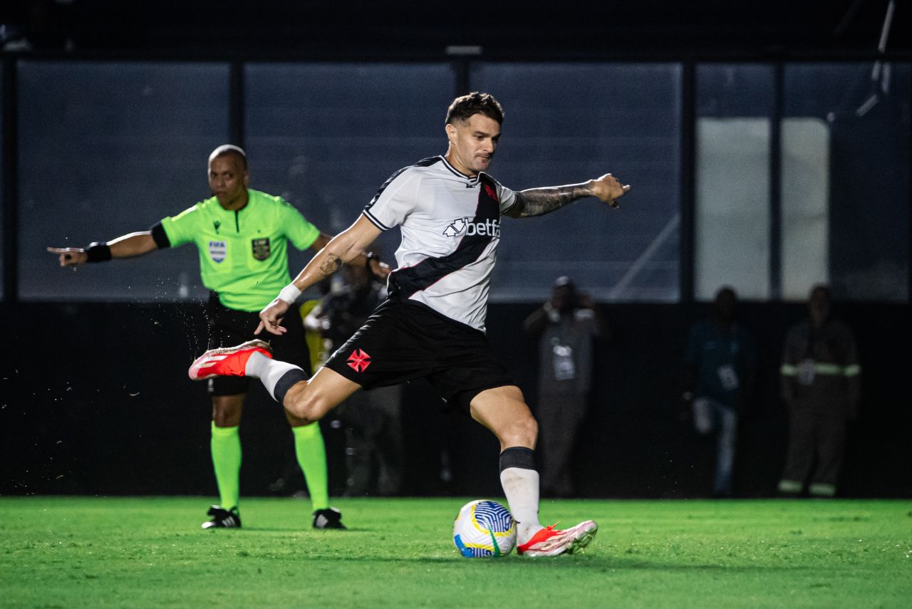 Atacante Pablo Vegetti em jogo Vasco x Fortaleza na Copa do Brasil 2024