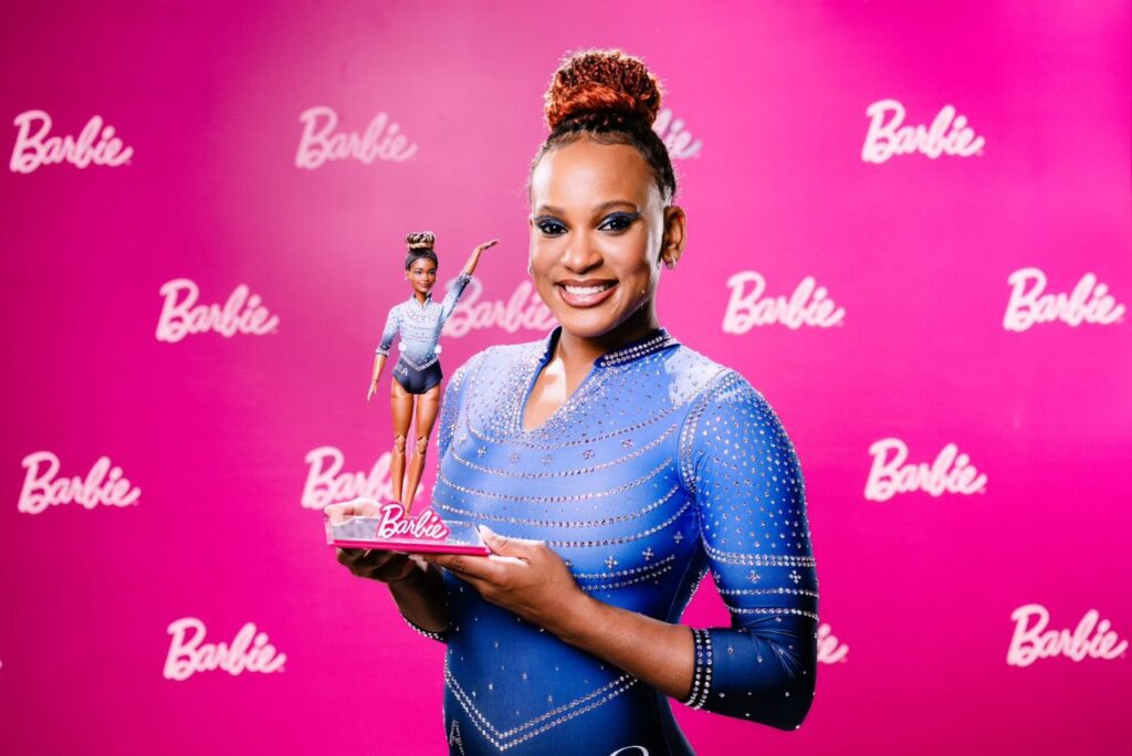 Rebeca Andrade com boneca Barbie em sua homenagem