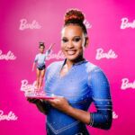 Rebeca Andrade com boneca Barbie em sua homenagem