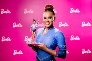 Rebeca Andrade com boneca Barbie em sua homenagem