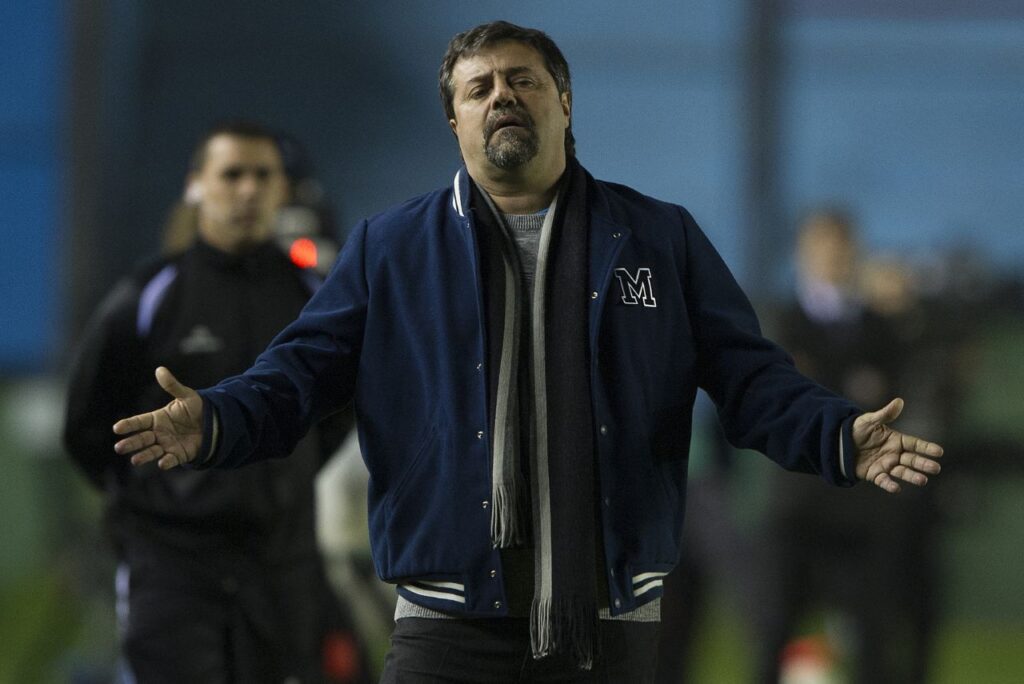 Técnico Ricardo Caruso Lombardi deixou o Miramar Misiones (Foto: Alejandro Pagni/AFP)