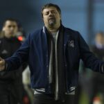 Técnico Ricardo Caruso Lombardi deixou o Miramar Misiones (Foto: Alejandro Pagni/AFP)