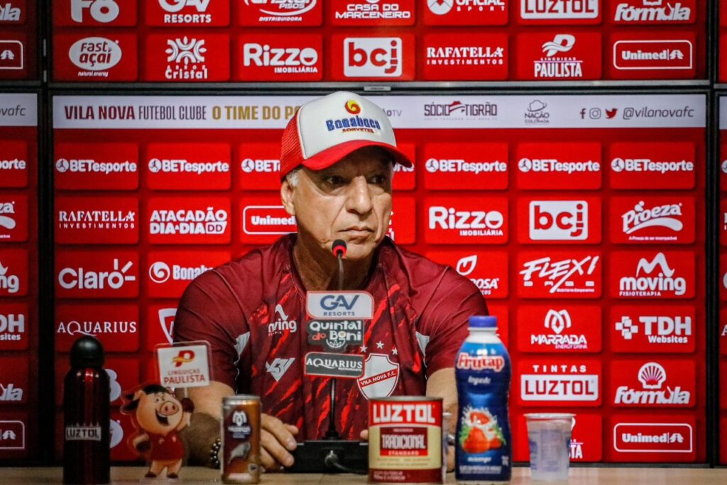 Técnico Márcio Fernandes no Vila Nova