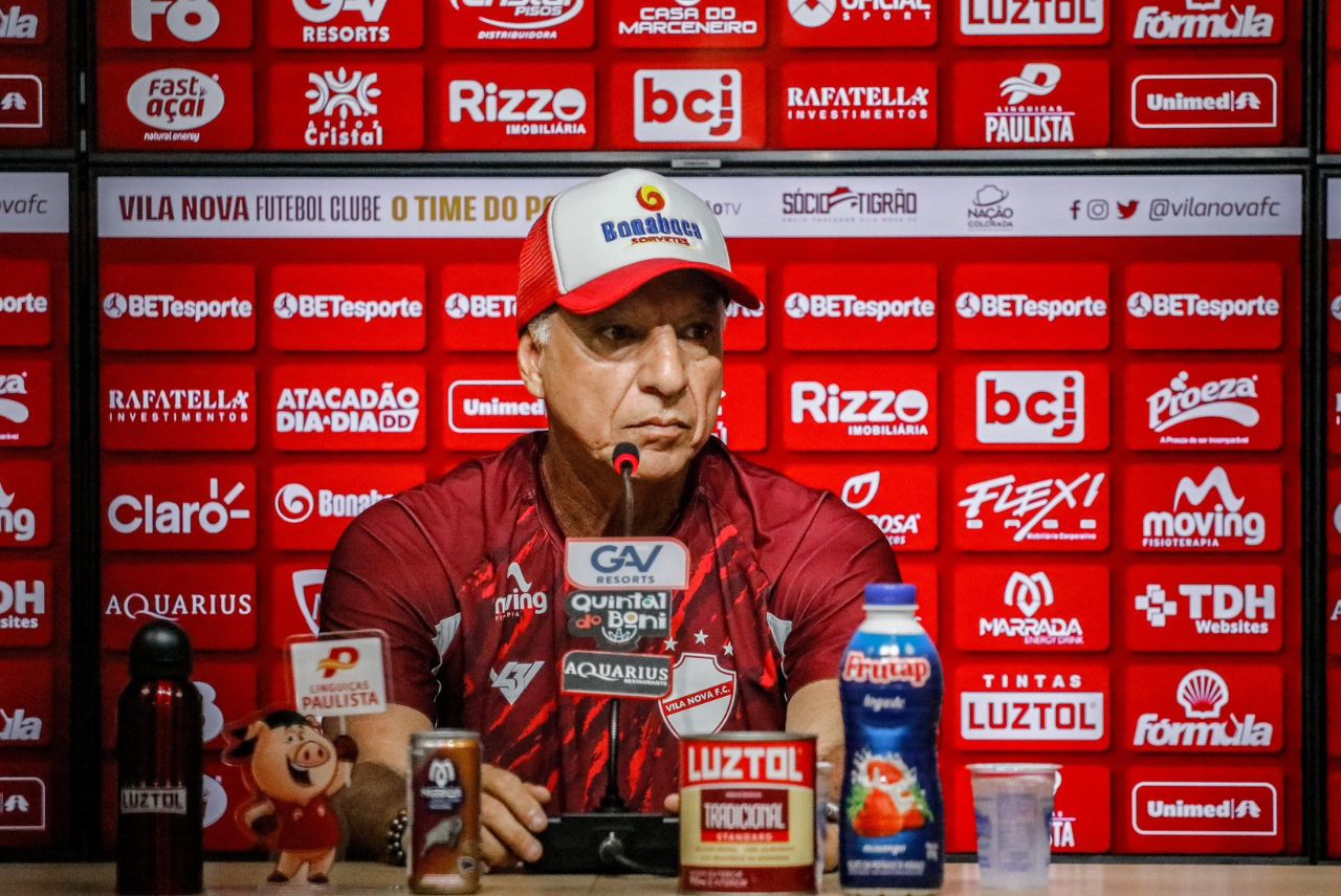 Técnico Márcio Fernandes no Vila Nova