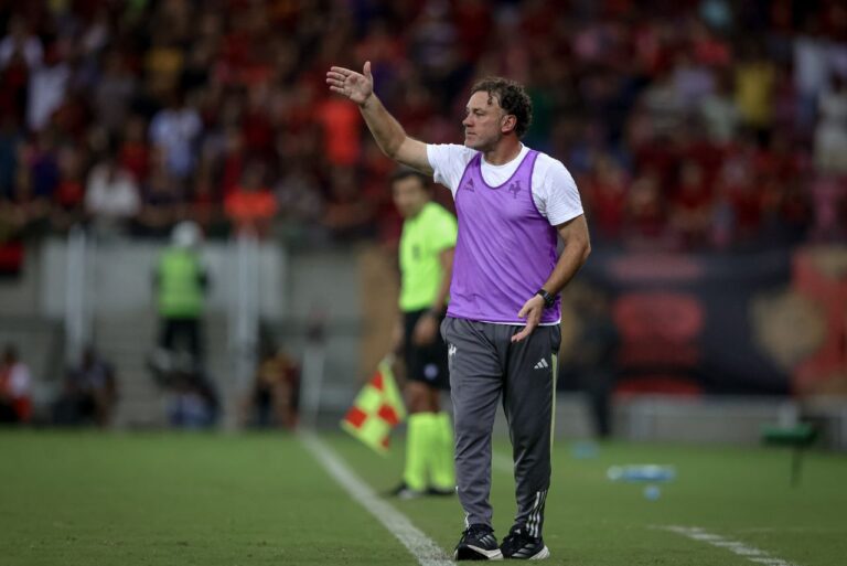 <p>Gabriel Milito na Arena de Pernambuco. Foto: Pedro Souza / Atlético</p>
