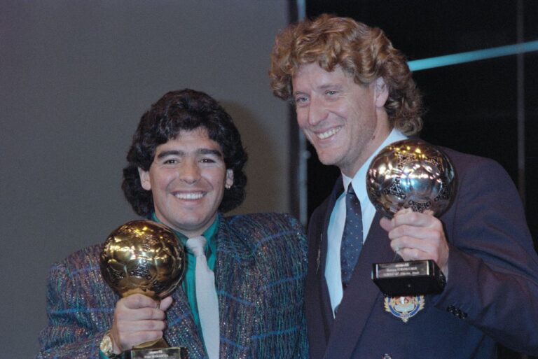 <p>Maradona com o prêmio de Bola de Ouro em 1986 (Foto: Pascal George/AFP)</p>
