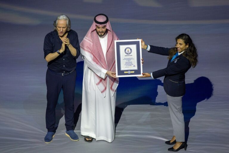 <p>Al-Hilal recebeu certificado do Guinness Book (Foto: Reprodução)</p>
