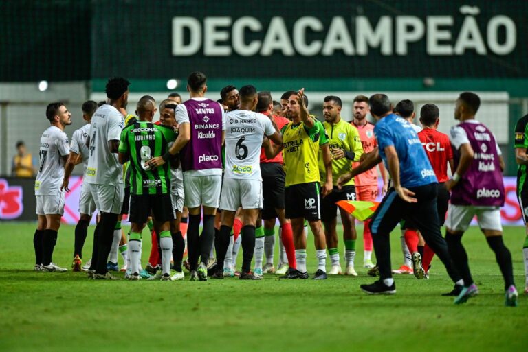 <p>Confusão em América-MG e Santos (Foto: Mourão Panda/América)</p>
