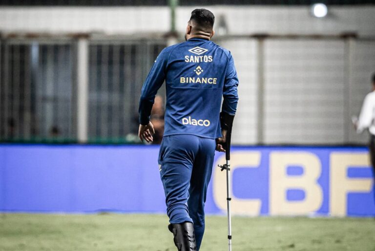 <p>João Paulo apareceu de muleta no segundo tempo do jogo. Foto: Raul Baretta/ Santos FC.</p>