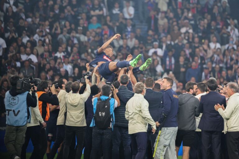 <p>Despedida de Mbappé com companheiros de PSG (Foto: Denis Charlet/AFP)</p>