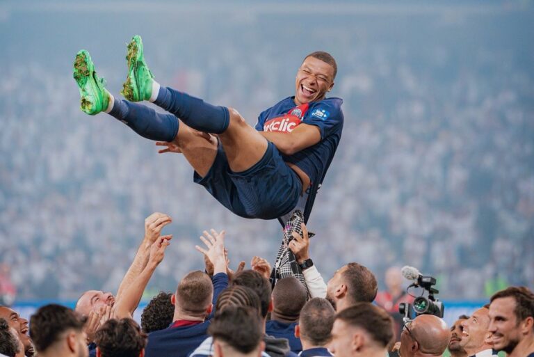 <p>Mbappé durante festa do título. Foto: Reprodução/PSG</p>