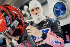 Piloto francês Esteban Ocon no box da Alpine na Fórmula 1