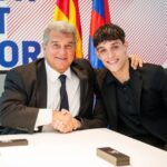 Jovem lateral do Barcelona ao lado do presidente Joan Laporta