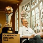 Parreira e a taça de campeão brasileiro do Fluminense