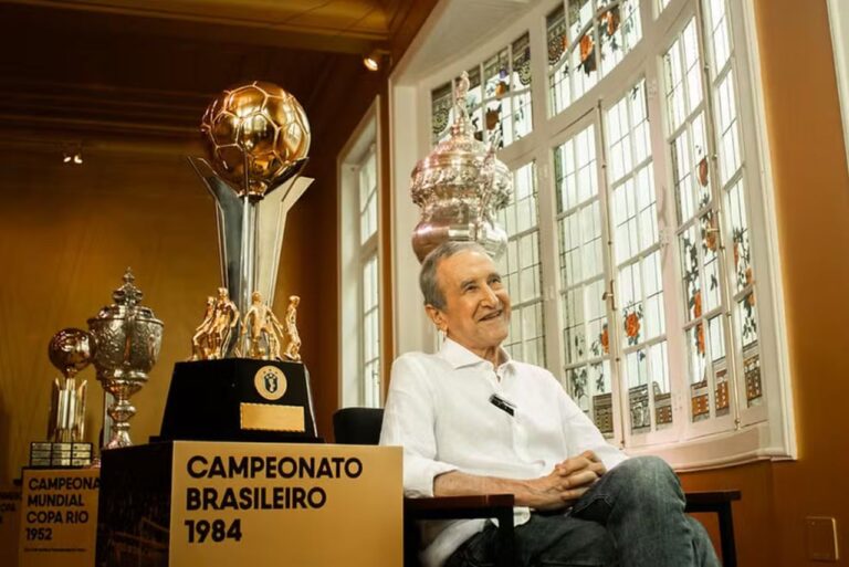 <p>Parreira e a taça de campeão brasileiro do Fluminense (Foto: Marina Garcia/FFC)</p>
