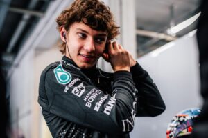 Piloto Andrea Kimi Antonelli nos boxes Mercedes em teste da Fórmula 1 em 2024