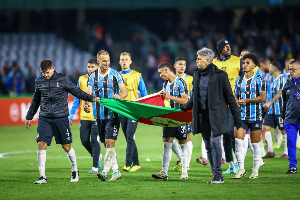 Treinador e jogadores do Grêmio com a bandeira do Rio Grande do Sul. Foto: Lucas Uebel/Grêmio
