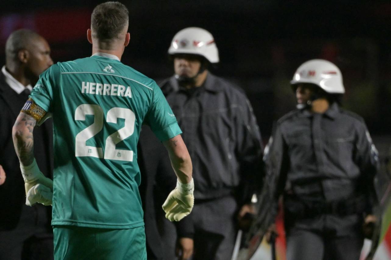 O goleiro do Talleres precisou ser contido pelos companheiros. Foto:NELSON ALMEIDA/AFP