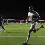 Zubeldía e Luciano comemoram gol da vitória do São Paulo