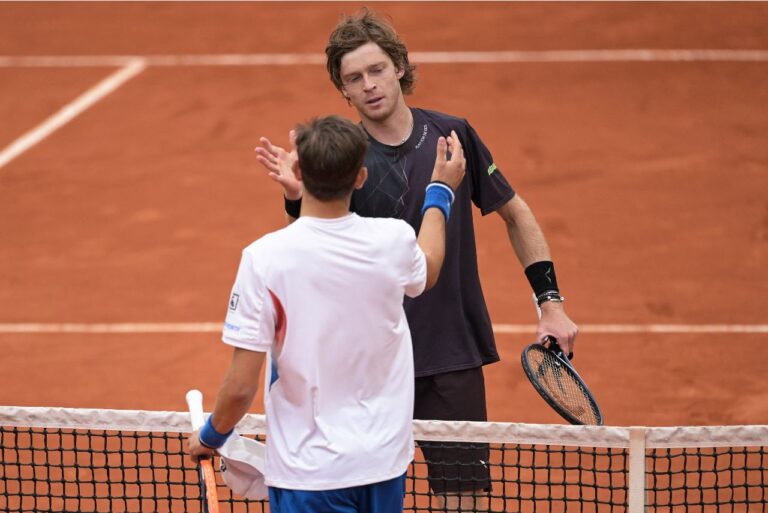 <p>Rublev e Arnaldi após a partida na França. Foto: Bertrand Guay / AFP</p>
