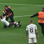 Torcedor contido após invadir campo na final da Champions League