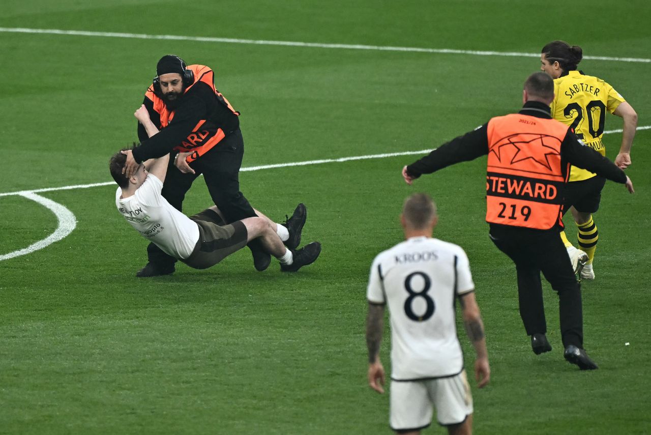 Torcedor contido após invadir campo na final da Champions League