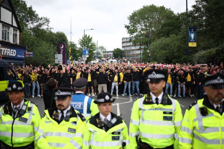 <p>Polícia em Londres antes de Borussia Dortmund x Real Madrid (Foto: Henry Nicholls/AFP)</p>
