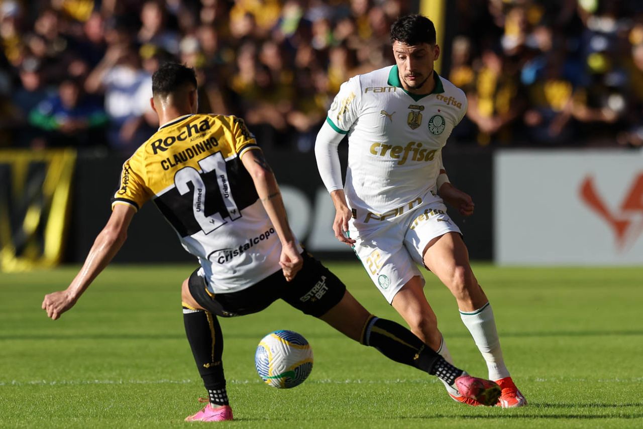 Joaquín Piquerez e Claudinho em lance do jogo Criciúma x Palmeiras no Brasileirão 2024